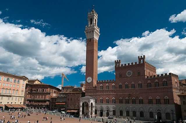 Top 10 Famous City Squares around the World, Piazza del Campo