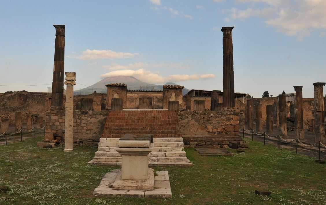 Top 10 Most Famous Roman Amphitheaters, Pompeii Spectacula