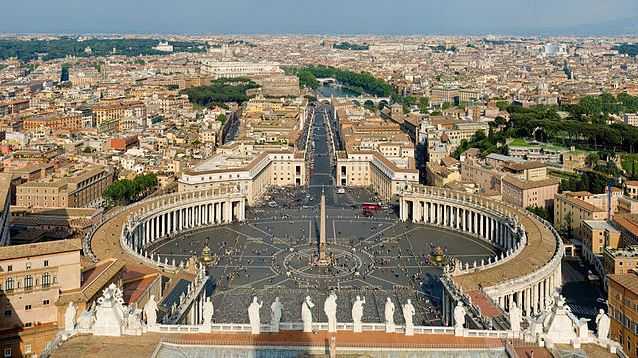Top 10 Famous City Squares around the World, Saint Peter's Square