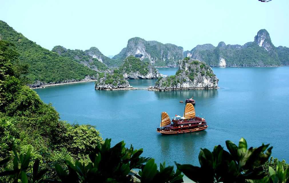 Top 10 Tourist Attractions in Vietnam, Ha Long Bay